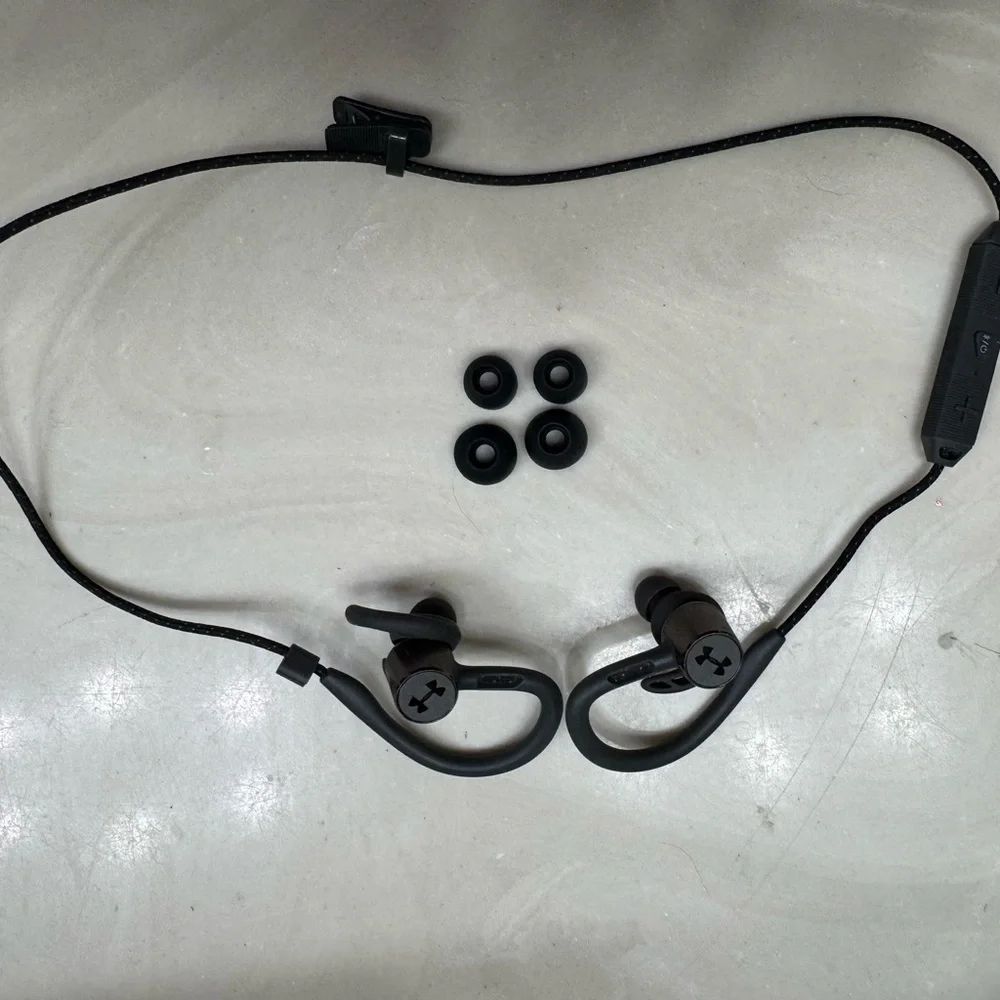 Under Armour Sport Wireless Pivot Earbuds - Black